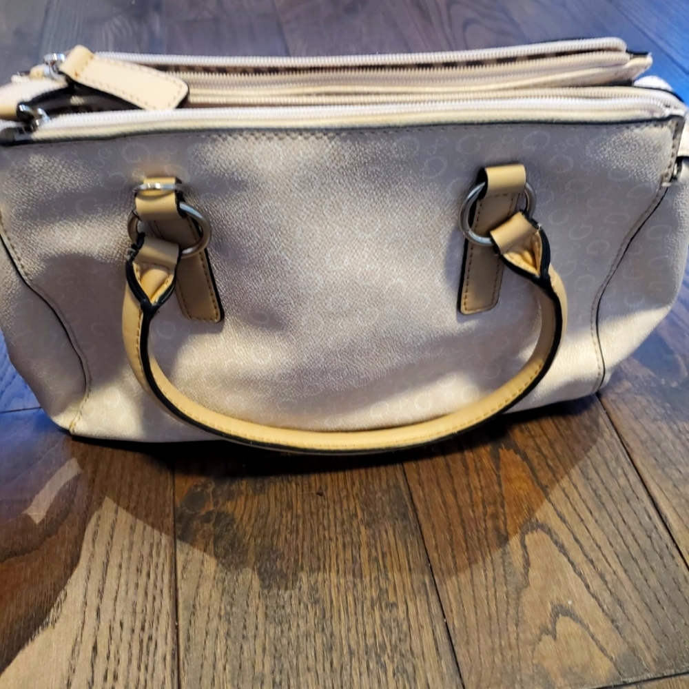 Guess - Picture 12 of 16